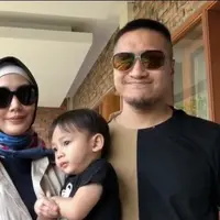 Hari ini masyarakat Indonesia geram terhadap aksi bom bunuh diri yang terjadi di tiga gereja di Surabaya, Jawa tiMUR. Aksi tersebut terus menuai kecaman dari berbagai lapisan masyarakat