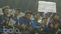 Bobotoh menunjukan tulisan dukungan kepada pelatih Persib, Djajang Nurjaman, saat laga melawan Persiba pada laga lanjutan liga 1 Indonesia di Stadion GBLA, Bandung, Minggu (11/6/2017). Persib menang 1-0. (Bola.com/M Iqbal Ichsan)