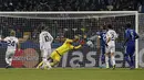 Kiper Dynamo Kiev, Olexandr Shovkovskiy, menghalau bola serangan pemain Chelsea dalam lanjutan Grup G Liga Champions di Stadion Olympic, Kiev, Ukraina, Rabu (21/10/2015) dini hari WIB. (EPA/Roman Pilipey)