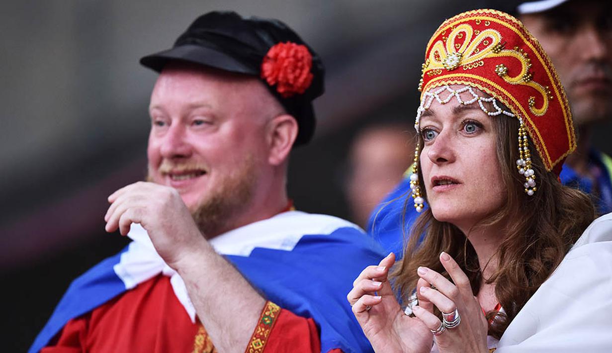 Seorang wanita pendukung Rusia menggunakan hiasan kepala Kokoshnik saat menyaksikan laga Grup B Piala Eropa 2016 antara Inggris melawan Rusia di Stade Velodrome, Marseille, Prancis, Sabtu (11/6/2016). (AFP/Bertrand Langlois)
