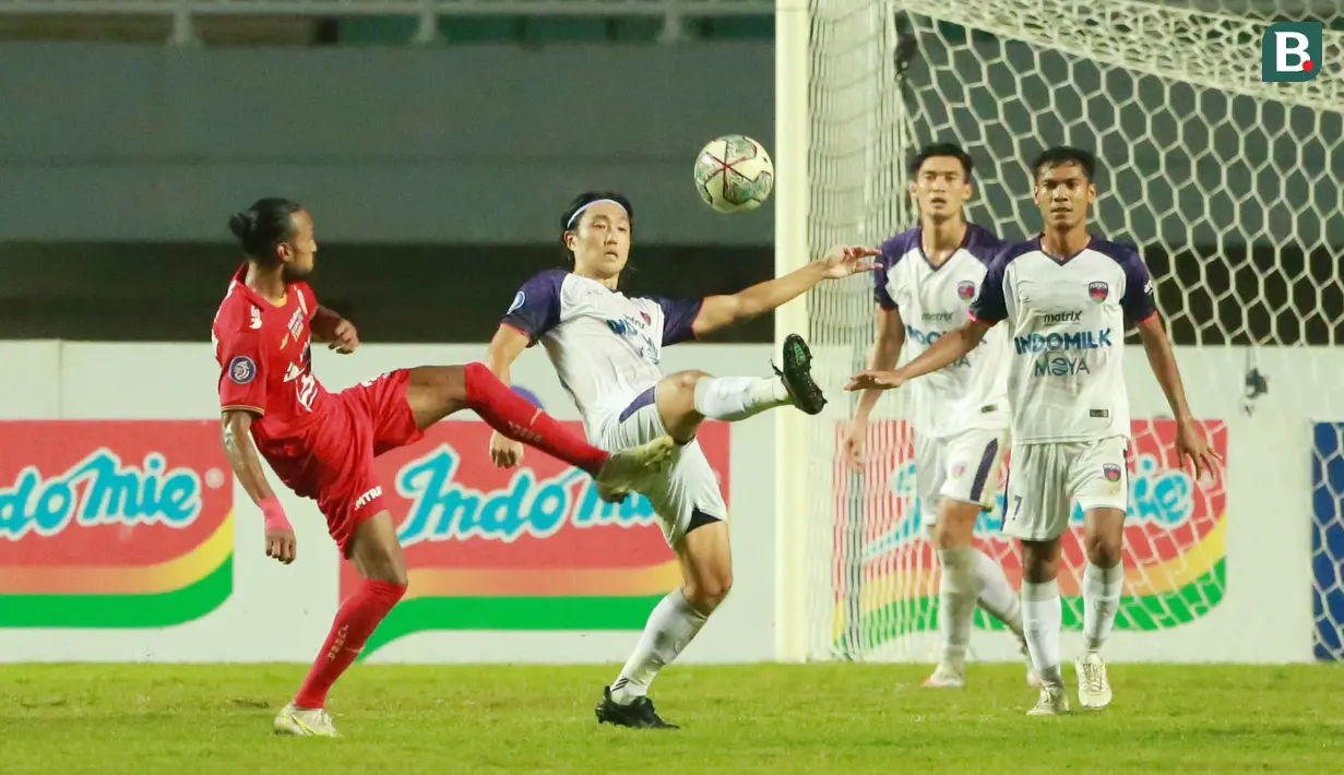 Bae Sin-yeong Persita - Gelandang asal Korea Selatan ini tampil mencolok di lini tengah Persita Tangerang. Dengan kecepatan dan umpan akurat nya Bae Sin-yeong kerap merepotkan lawan-lawannya. (Bola.com/M Iqbal Ichsan)