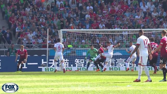 Berita video Bayern Munchen yang terlalu perkasa di Bundesliga musim 2017-2018 dengan menundukkan Hannover 3-0. This video presented by BallBall.