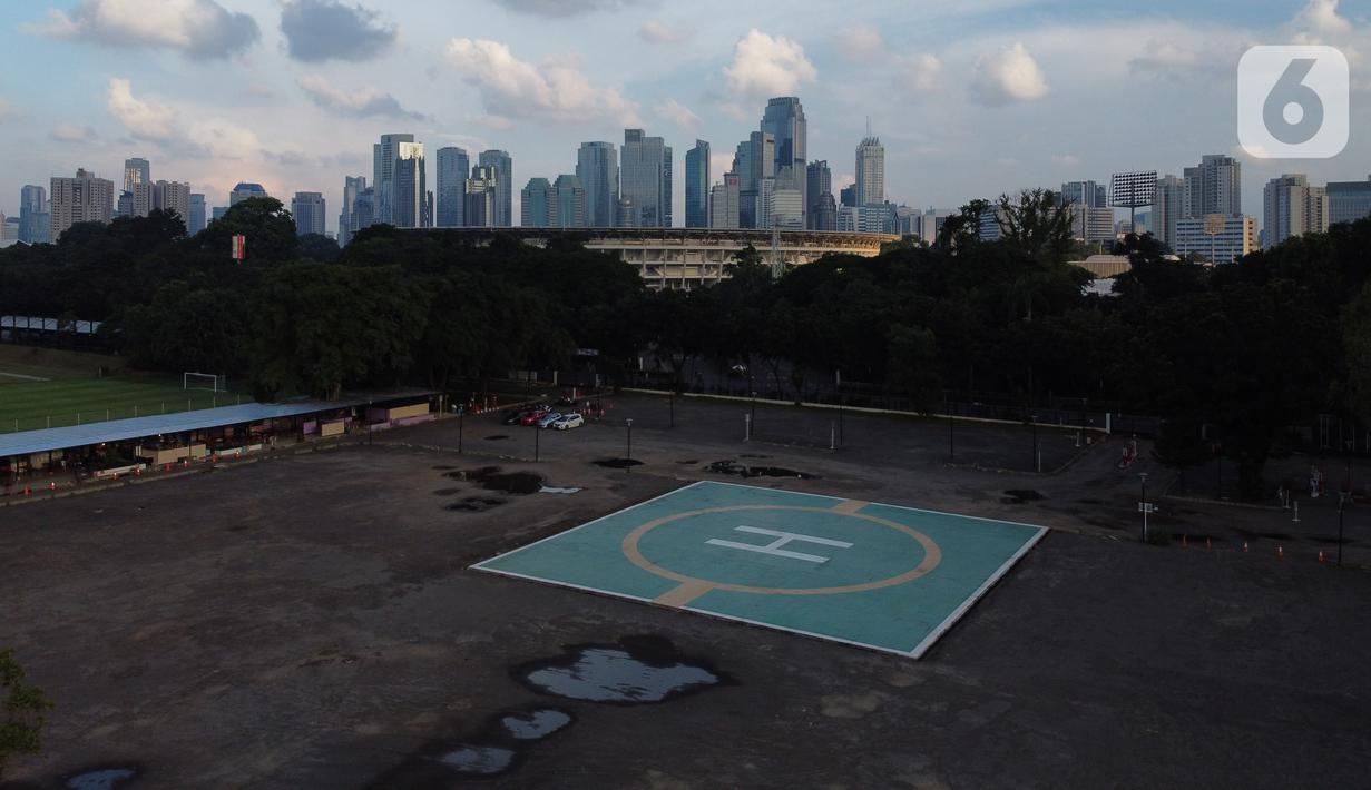 Foto udara kawasan Jalan Jenderal Sudirman, Jakarta, Minggu (3/5/2020). Pemprov DKI Jakarta telah menutup sementara 126 perusahaan yang melanggar Pergub Nomor 33 Tahun 2020 tentang Pelaksanaan Pembatasan Sosial Berskala Besar (PSBB) dalam Penanganan COVID-19. (Liputan6.com/Helmi Fithriansyah)