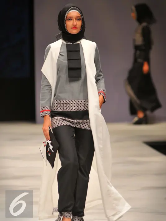 Model mengenakan busana rancangan Zaskia Sungkar pada Indonesia Fashion Week (IFW) 2016 di JCC Senayan, Jakarta, Jum'at, (11/03). Zaskia Sungkar menampilkan busana - busana muslim yang bertema hitam-putih. (Liputan6.com/Faisal R Syam)