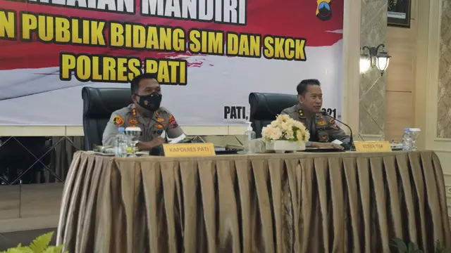Kapolres Pati, AKBP Christian Tobing (masker hitam)