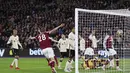 Para pemain West Ham merayakan setelah kiper Liverpool Alisson gagal menyelamatkan tendangan sudut Pablo Fornals selama pertandingan Liga Inggris di stadion London (8/11/2021). West Ham menang tipis atas Liverpool 3-2. (AP Photo/Ian Walton)