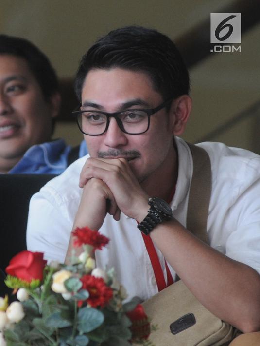 Adik Gubernur Jambi nonaktif Zumi Zola, Zumi Laza Zulkifli menunggu pemeriksaan di gedung KPK, Jakkarta (24/5). Zumi Laza diperiksa terkait kasus dugaan suap dan gratifikasi atas proyek-proyek di Pemprov Jambi. (Merdeka.com/Dwi Narwoko)