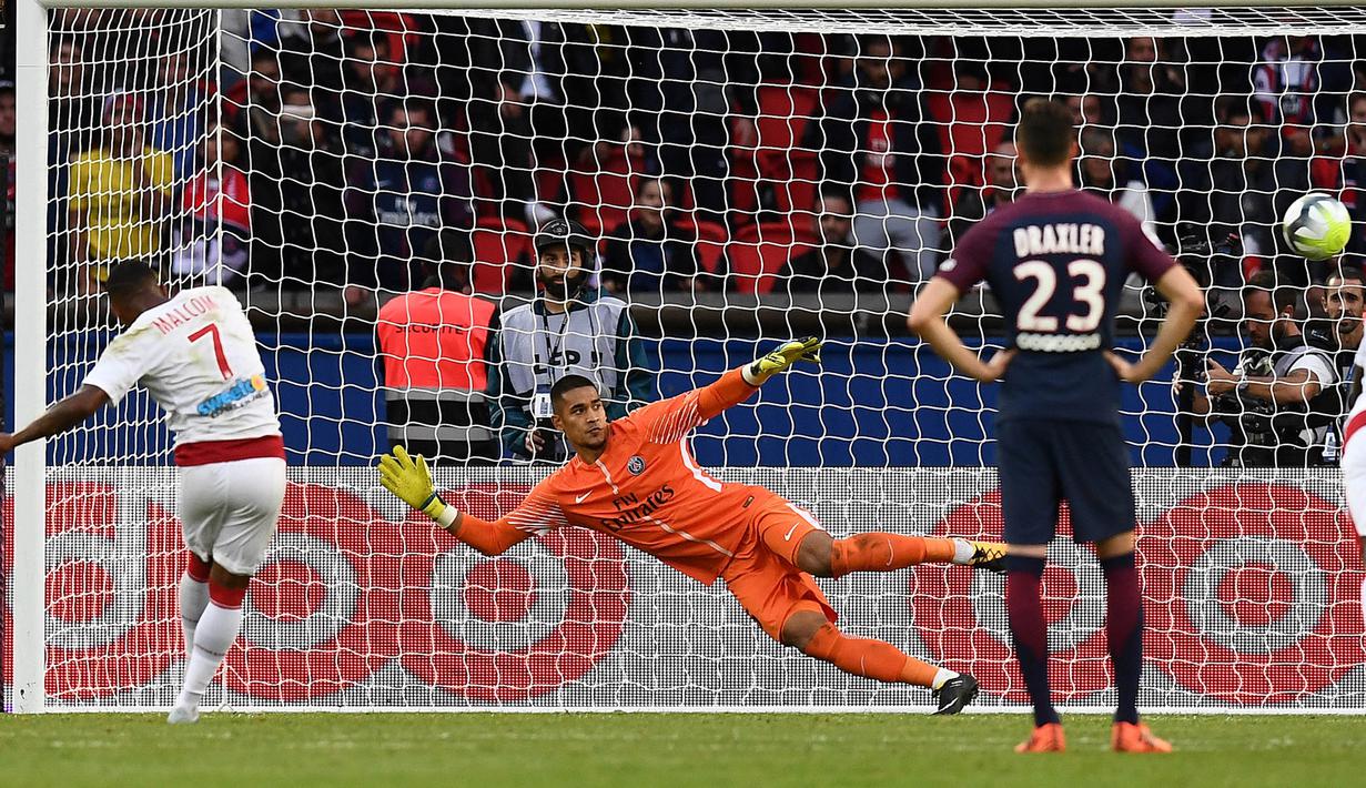 Striker Girondins Bordeaux, Malcom, mencetak gol lewat tendangan penalti ke gawang PSG pada laga Liga 1 Prancis di Stadion Parc des Princes, Sabtu (30/9/2017). PSG menang 6-2 atas Girondins Bordeaux. (AFP/Franck Fife)