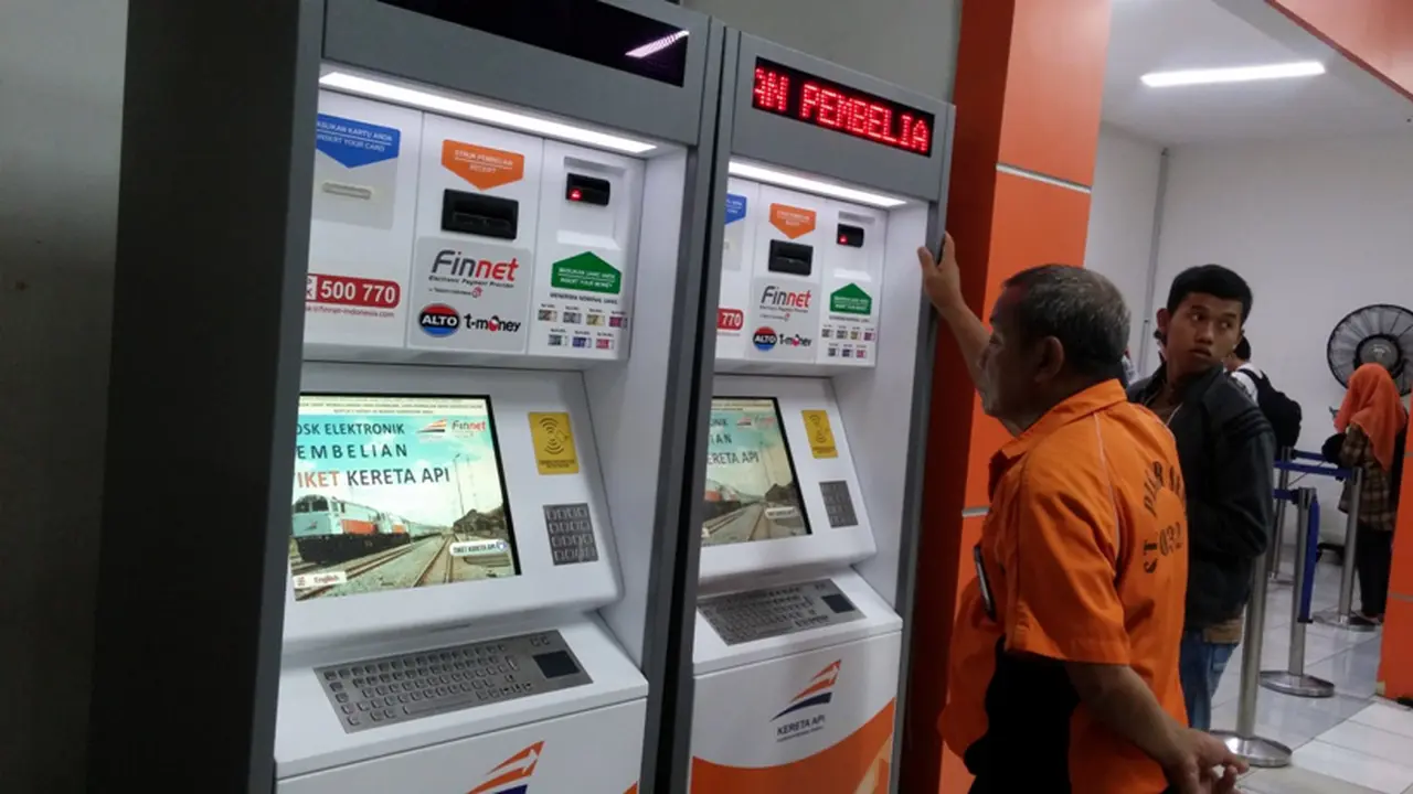 Lewat E-Kiosk, Anda tak perlu antre saat beli tiket kereta api (Fotografer: Septian Deny/ Liputan6.com)