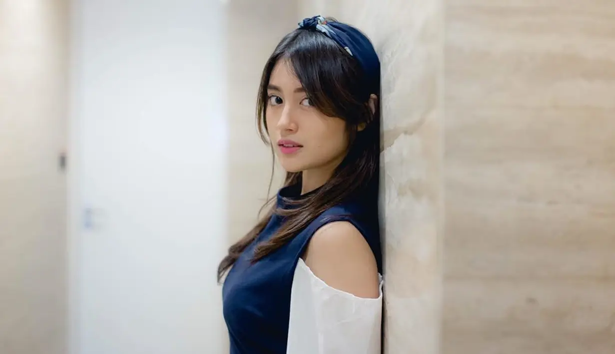 Menggunakan sabrina dengan menunjukkan bahu terbuka, penampilan penyanyi sekaligus aktor ini terlihat menawan. Penampilannya semakin stylish dengan bando berwarna senada dengan bajunya. (Liputan6.com/IG/@nblh.ayu)
