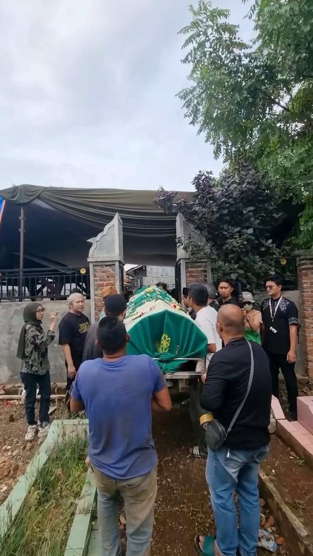 Momen Haru Pemakaman Ayah Baim Wong ada Disamping Istri
