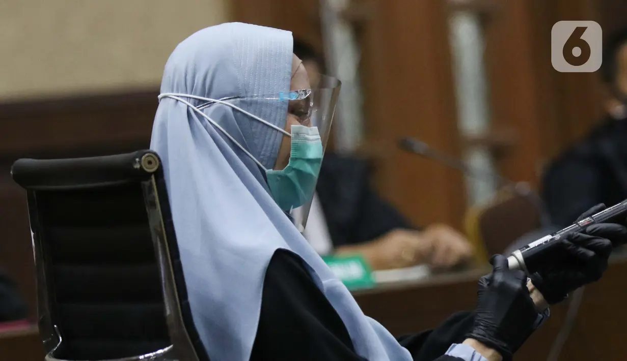 Tersangka dugaan korupsi dan tindak pidana pencucian uang terkait kepengurusan fatwa untuk Djoko Tjandra di Mahkamah Agung, Pinangki Sirna Malasari saat menjalani sidang di Pengadilan Tipikor Jakarta, Rabu (30/9/2020). Sidang beragenda pembacaan eksepsi. (Liputan6.com/Helmi Fithriansyah)
