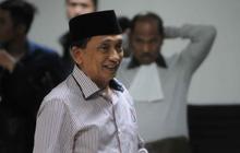 Sidang vonis ditunda, Fuad Amin tersenyum lepas