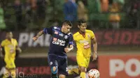Aksi Felipe Bertoldo dalam lanjutan turnamen Piala Presiden 2017 di Stadion Kanjuruhan, Malang, kamis (11/2/2016). (Bola.com/Nicklas Hanoatubun)