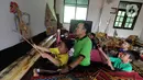 Anak-anak berlatih mendalang wayang kulit di Sanggar Nirmalasari, Cinere, Depok, Jawa Barat, Minggu (9/2/2020). Sumber dana Sanggar Nirmalasari hanya diperoleh dari para siswa dan kantong pribadi pengasuh. (merdeka.com/Arie Basuki)
