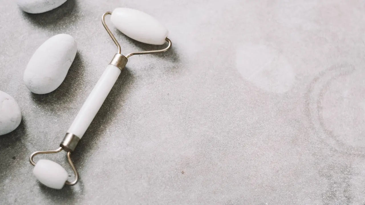 Mampu Meredakan Keriput? Ini yang Sebenarnya Terjadi pada Kulit Saat Menggunakan Jade Roller