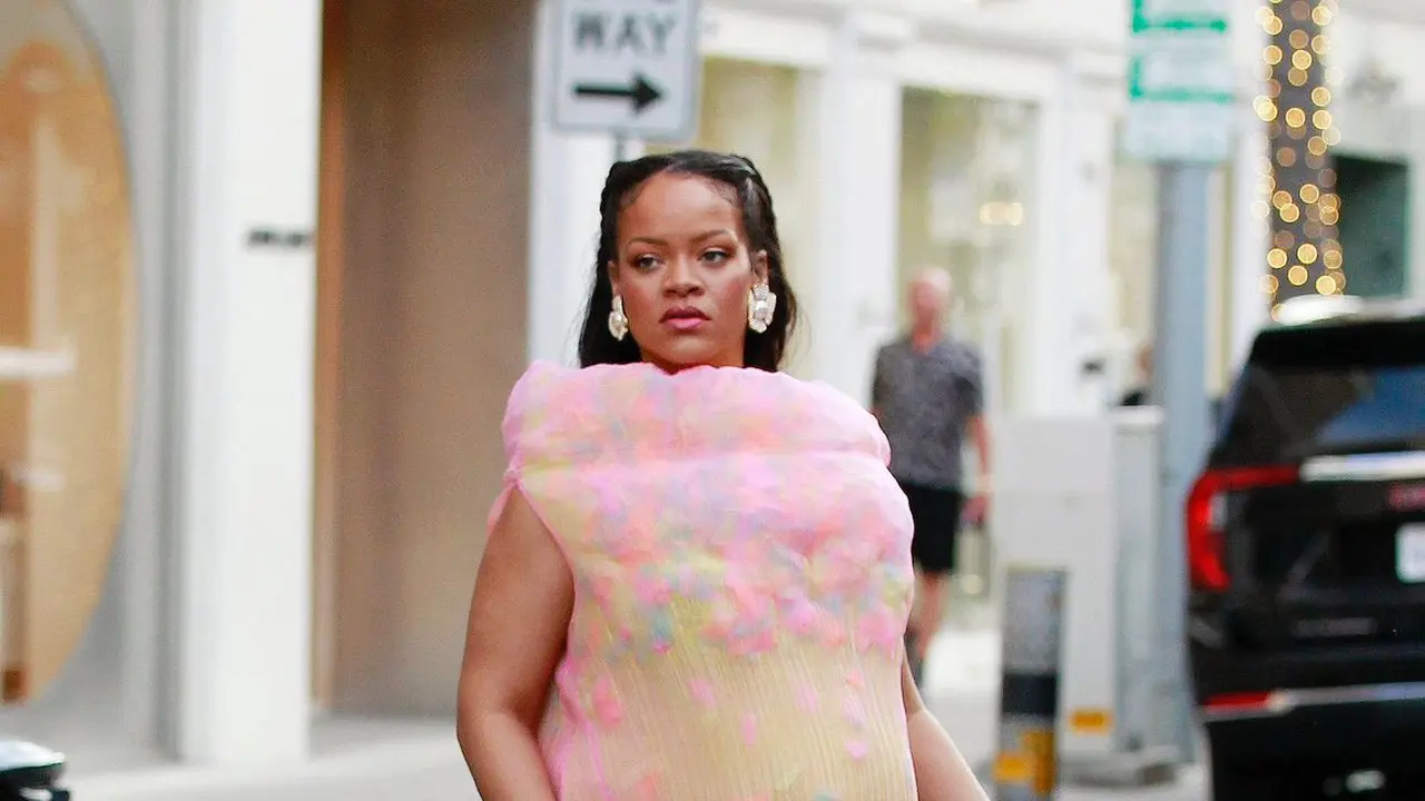 Gaya Maternity Rihanna Pakai Gaun Pastel Bak Es Krim, Pamer Baby Bump di Kehamilan Ketiga