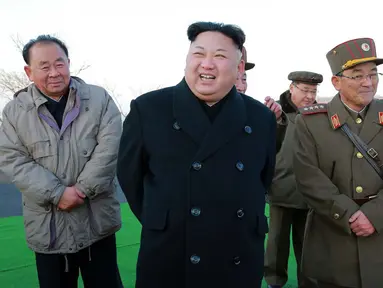 Pemimpin Korea Utara, Kim Jong Un saat meninjau peluncuran roket balistik dari unit artileri Hwasong Angkatan Strategis KPA, Pyongyang, Selasa (7/3). (AFP PHOTO/KCNA)