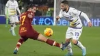 Gelandang AS Roma Sergio Oliveira berebut bola dengan penyerang Hellas Verona Gianluca Caprari pada pekan ke-26 Liga Italia di Olimpico, Minggu (20/2/2022) dini hari WIB. AS Roma ditahan imbang Verona dengan skor 2-2. (AP Photo/Gregorio Borgia)