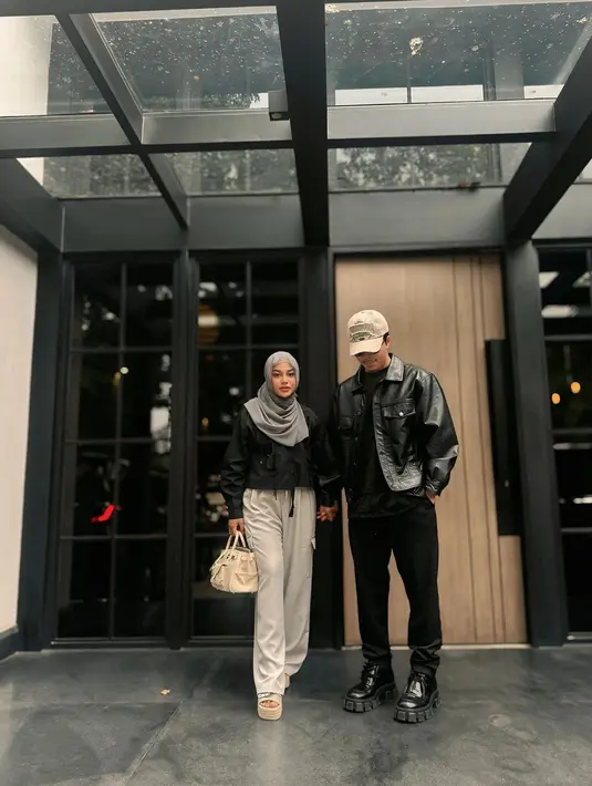 Biasa andalkan hijab segi empat, kali ini Aurel tampak beralih pada hijab pashmina dengan gaya ‘meleyot’ yang tengah tren di kalangan anak muda. [@aurelie.hermansyah].