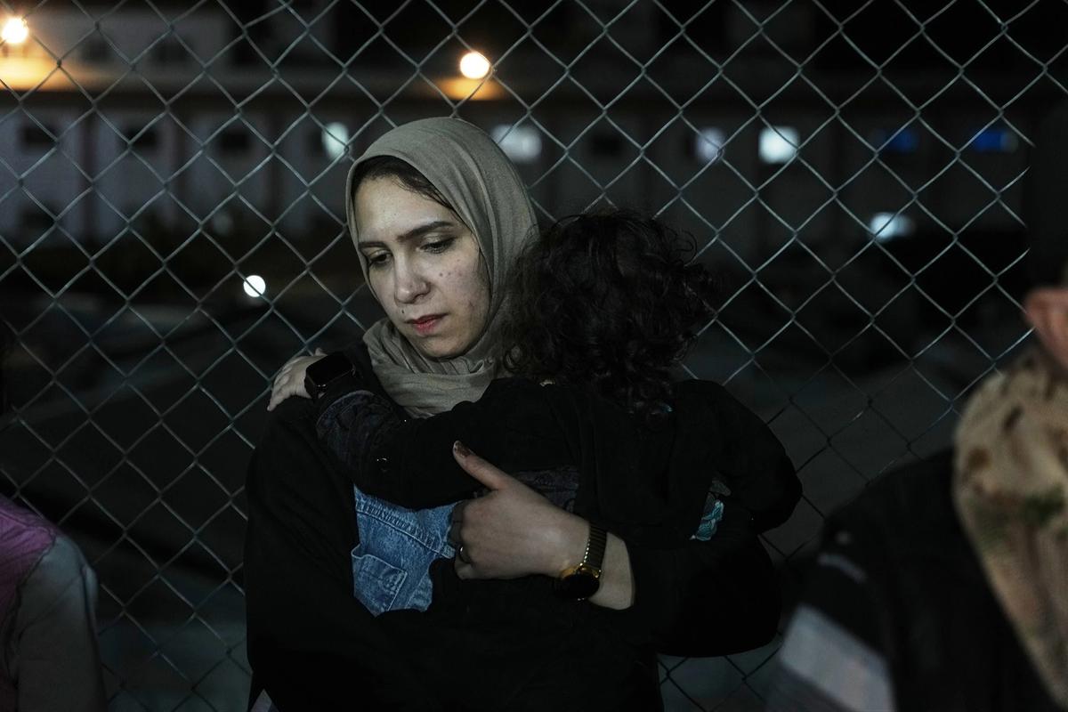 FOTO: Pelukan Haru Menyatukan Kembali Warga Gaza yang Terpisah Bertahun Tahun Akibat Serangan Israel