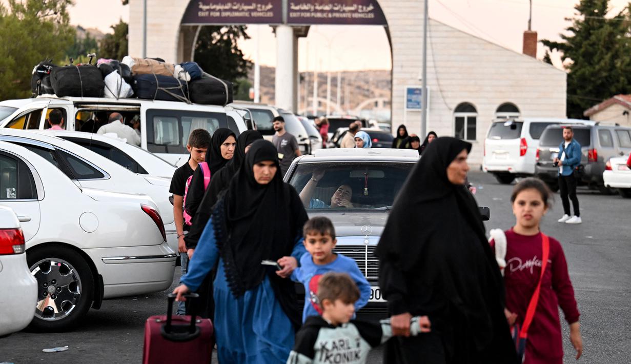 Orang-orang yang melarikan diri dari Lebanon tiba di sisi perbatasan Suriah di Jdeidat Yabus di barat daya Suriah pada 25 September 2024. (LOUAI BESHARA/AFP)