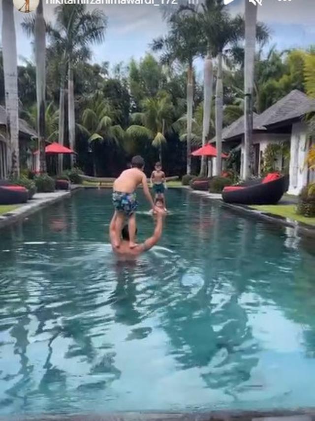 6 Potret Nikita Mirzani dan John Hopkins Nikmati Liburan ke Bali, Makin Serius