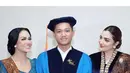 Ashanty dan Krisdayanti terlihat kompak saat hadiri wisuda Azriel Hermansyah. Keduanya terlihat bak perempuan Jawa ningrat dalam balutan kebaya. [@ashanty_ash]