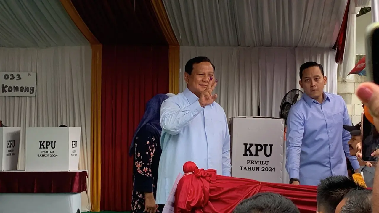 Calon presiden nomor urut 2 Prabowo Subianto menggunakan hak pilihnya pada Pemilu 2024 di TPS 033