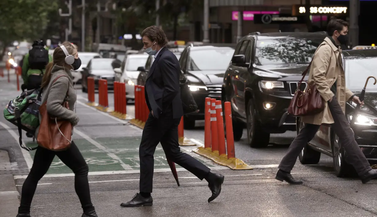 Orang-orang dan mobil memasuki pusat kota setelah lebih dari 100 hari lockdown di Sydney, Senin (11/10/2021). Lebih dari lima juta penduduk Sydney akhirnya bisa merasakan kembali bebas setelah terkurung selama 106 hari, untuk mencegah penyebaran Covid-19 varian Delta. (AP Photo/Rick Rycroft)