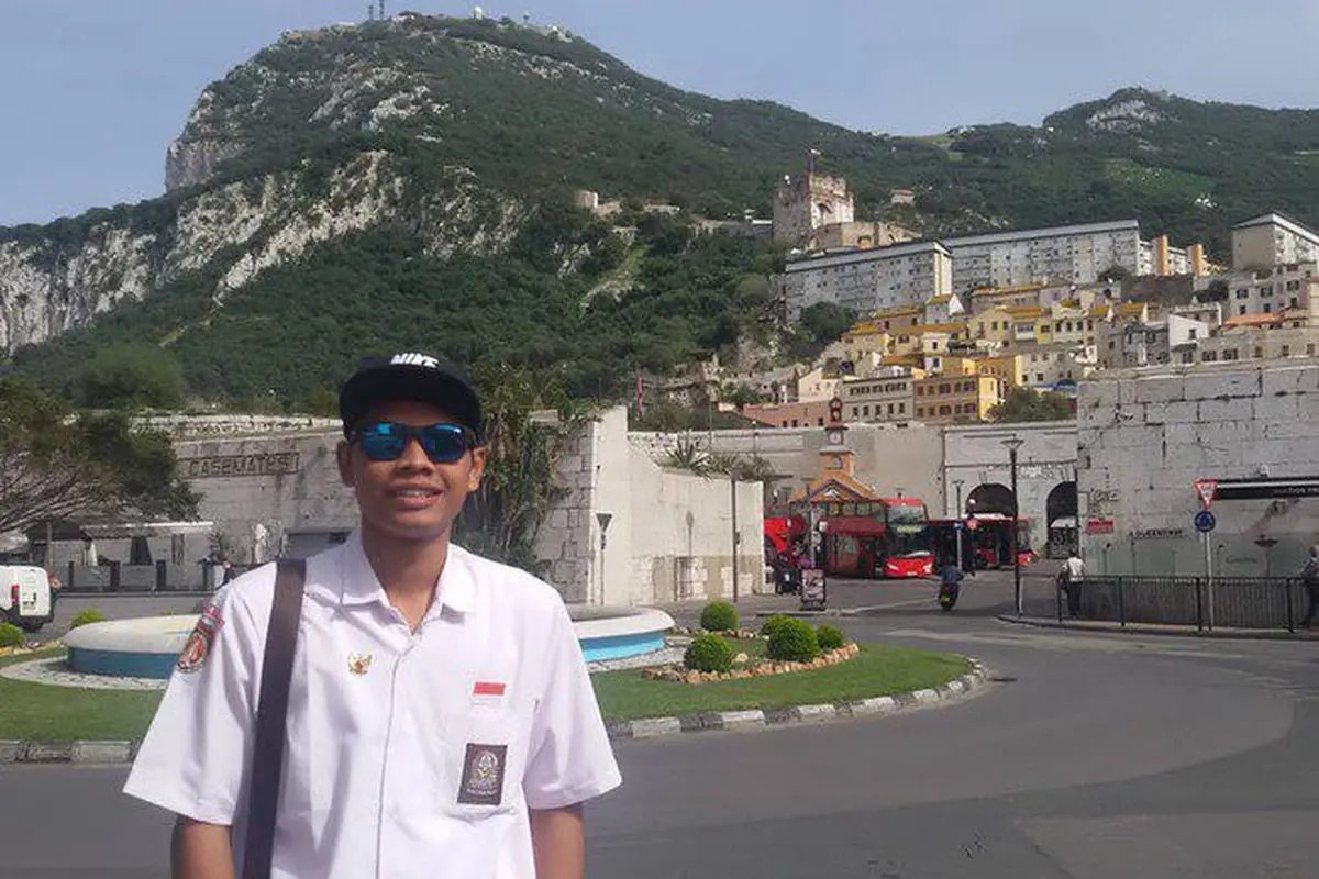 Cowok keliling dunia pakai seragam sekolah