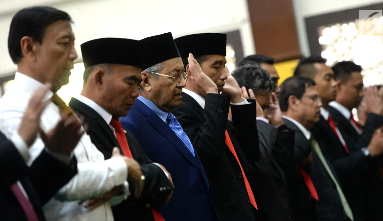 Presiden Jokowi dan PM Malaysia Mahathir Mohamad melakukan salat Jumat bersama di Masjid Jami' Baitussalam, Istana Bogor, Jawa Barat, Jumat (29/6). Jokowi menyetir mobil golf yang ditumpangi Mahathir dari Istana ke masjid. (Liputan6.com/Pool/Wihdan)