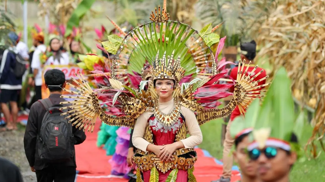 Fashion show dari tanaman, sayuran dan buah dari karnaval holtikultura. (Istimewa)