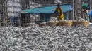 Seorang nelayan wanita memilah ikan yang dikeringkan dengan sinar matahari di sebuah koloni nelayan di Mumbai, India, Rabu (29/12/2021). (AP Photo/Rafiq Maqbool)