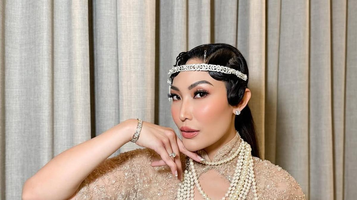 Potret Ayu Dewi Tampil Glamor dengan Sentuhan Old Hollywood dalam Balutan Gaun Putih Berpayet