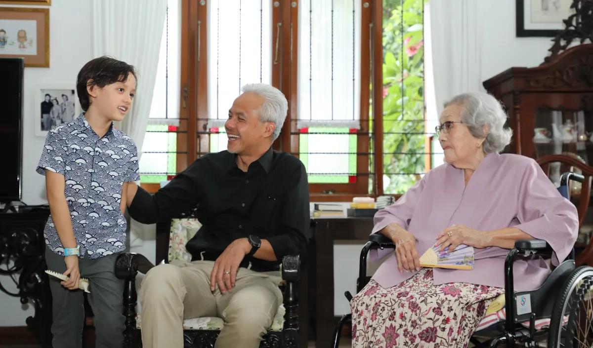 "Kelihatan bahwa yang memikirkan banyak rakyat. Rakyat melihat dia senang, dan dia berusaha untuk menampilkan diri dengan ramah, ramah sekali. Sederhana, dan keramahannya bukan main,"