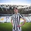 Dusan Vlahovic adalah pemain sepak bola berbakat asal Serbia yang tergabung dalam klub Juventus