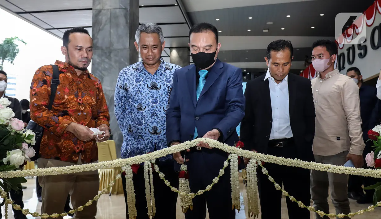 Wakil Ketua DPR RI Sufmi Dasco Ahmad (kanan) didampingi Kepala Biro Pemberitaan Parlemen Sekretariat Jenderal DPR RI Indra Pahlevi, Kabag Pemberitaan DPR RI Irfan dan Ketua Koordinatoriat Wartawan Parlemen (KWP) Marlen Sitompul, Sekertaris KWP Ariawan membuka Pameran Foto Jurnalistik Warna-Warni Parlemen dengan tema Bangkit Lebih Cepat di loby Nusantara II DPR, Senayan, Jakarta, Senin (29/8/2022). (Liputan6.com/Johan Tallo)