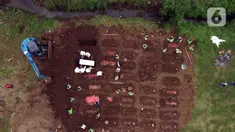 Foto udara memperlihatkan suasana pemakaman jenazah dengan protokol COVID-19 di area khusus TPU Srengseng Sawah, Jagakarsa, Jakarta, Kamis (14/1/2021). TPU Srengseng Sawah mulai menerima pemakaman jenazah dengan protokol COVID-19 sejak Selasa (12/1) lalu. (Liputan6.com/Helmi Fithriansyah)