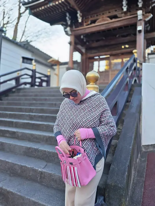 Tak ketinggalan, Syahrini kenakan kacamata hitam dan jinjing salah satu koleksi tas Hermes kesayangan. [@princessyahrini]
