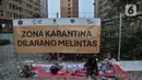 Anak-anak penghuni rusun saat bermain di dekat tower yang difungsikan sebagai lokasi karantina pekerja migran Indonesia (PMI) atau WNI dari luar negeri di Rumah Susun Nagrak, Cilincing, Jakarta Utara, Rabu (5/1/2022). (merdeka.com/Iqbal S. Nugroho)