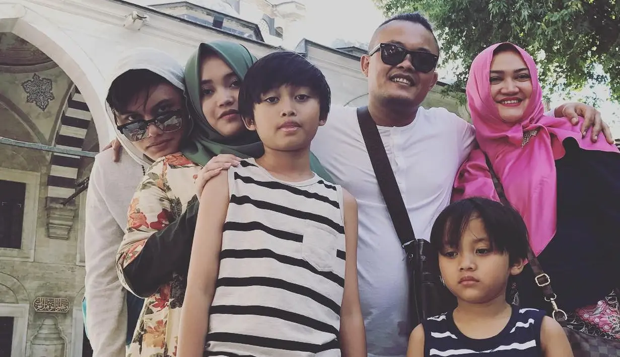 Melalui comblang, Sule menitipkan salam pada perempuan pujaannya. Setelah itu, Lina menantang Sule untuk mengutarakan secara langsung niatnya. Saat Lina putus dengan kekasihnya, Sule memanfaatkan situasi tersebut. (Instagram/lina_sulestevent)