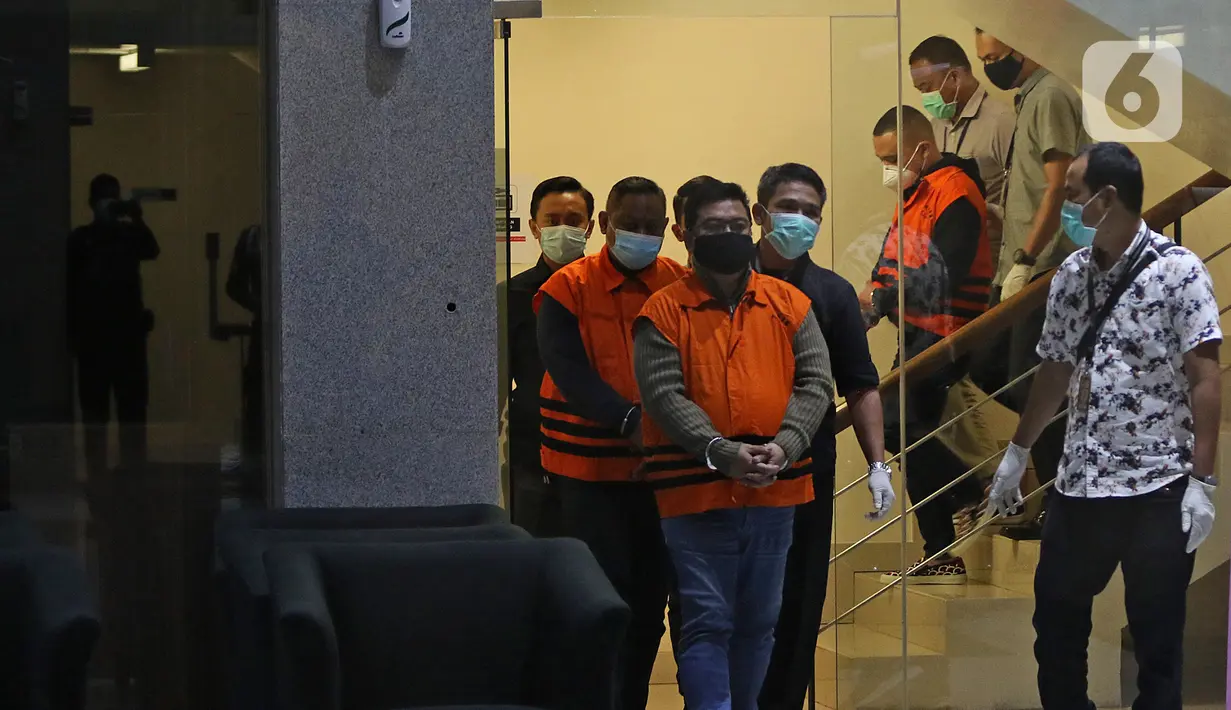 Tiga tersangka kasus korupsi bansos Covid-19 digiring petugas di Gedung KPK, Jakarta, Minggu (6/12/2020) dini hari. KPK menahan tiga orang tersangka yakni pejabat pembuat komitmen di Kemensos Matheus Joko Santoso serta pihak swasta Ardian IM dan Harry Sidabuke (Liputan6.com/Herman Zakharia)