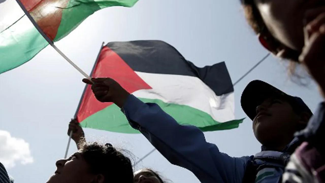 Palestina tengah menjadi pembicaraan hangat masyarakat di berbagai belahan dunia. Menyusul, serangan Israel terhadap kelompok Hamas yang banyak menewaskan warga sipil.
