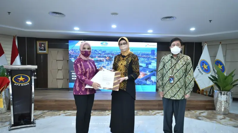 Penyerahan dokumen penugasan untuk BBM dilakukan oleh Ketua BPH Migas Erika Retnowati kepada Direktur Utama PT Pertamina (Persero) Nicke Widyawati. (Dok Pertamina)