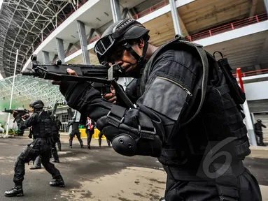 Sejumlah anggota TNI mengikuti latihan gabungan pengamanan di Jakarta, Kamis (9/4/2015). Latihan gabungan bertujuan untuk melatih kesigapan  jelang KTT Asia-Afrika ke-60 di Jakarta dan Bandung. (Liputan6.com/Faizal Fanani)