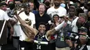 Giannis Antetokounmpo dinobatkan sebagai MVP pada final kali ini. Dirinya mencetak double-double dengan torehan 50 poin dan 14 rebounds. Ini merupakan penghargaan MVP final kedua bagi Giannis Antetokounmpo. (Foto: AP/Aaron Gash)