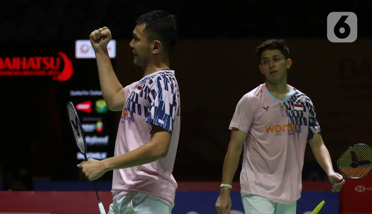 Pebulu tangkis ganda putra, Fajar Alfian/Muhammad Rian Ardianto merayakan kemenangan atas Xie Hao Nan/ Zeng Wei Han (China) pada perempat final Daihatsu Indonesia Masters 2025 di Istora Gelora Bung Karno, Senayan, Jakarta (24/1/2025). (Liputan6.com/Helmi Fithriansyah)