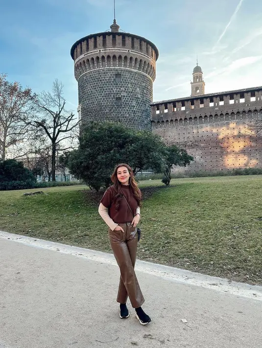 Aaliyah Massaid memang dikenal dengan gaya khasnya yang simpel dan kasual. Kali ini, ia memilih OOTD serba cokelat. [Foto: Instagram/aaliyah.massaid]