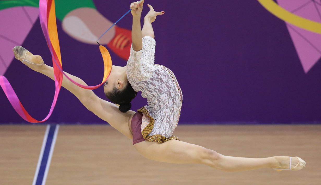 Penampilan Sutjiati di PON XX Papua mencuri perhatian. Selain karena berprestasi, Sutjiati juga berlaga dengan penampilan yang bertemakan Indonesia dengan mengenakan kebaya dengan sentuhan batik yang menutupi kostum senamnya. (PB PON XX PAPUA/Nicklas Hanoatubun)